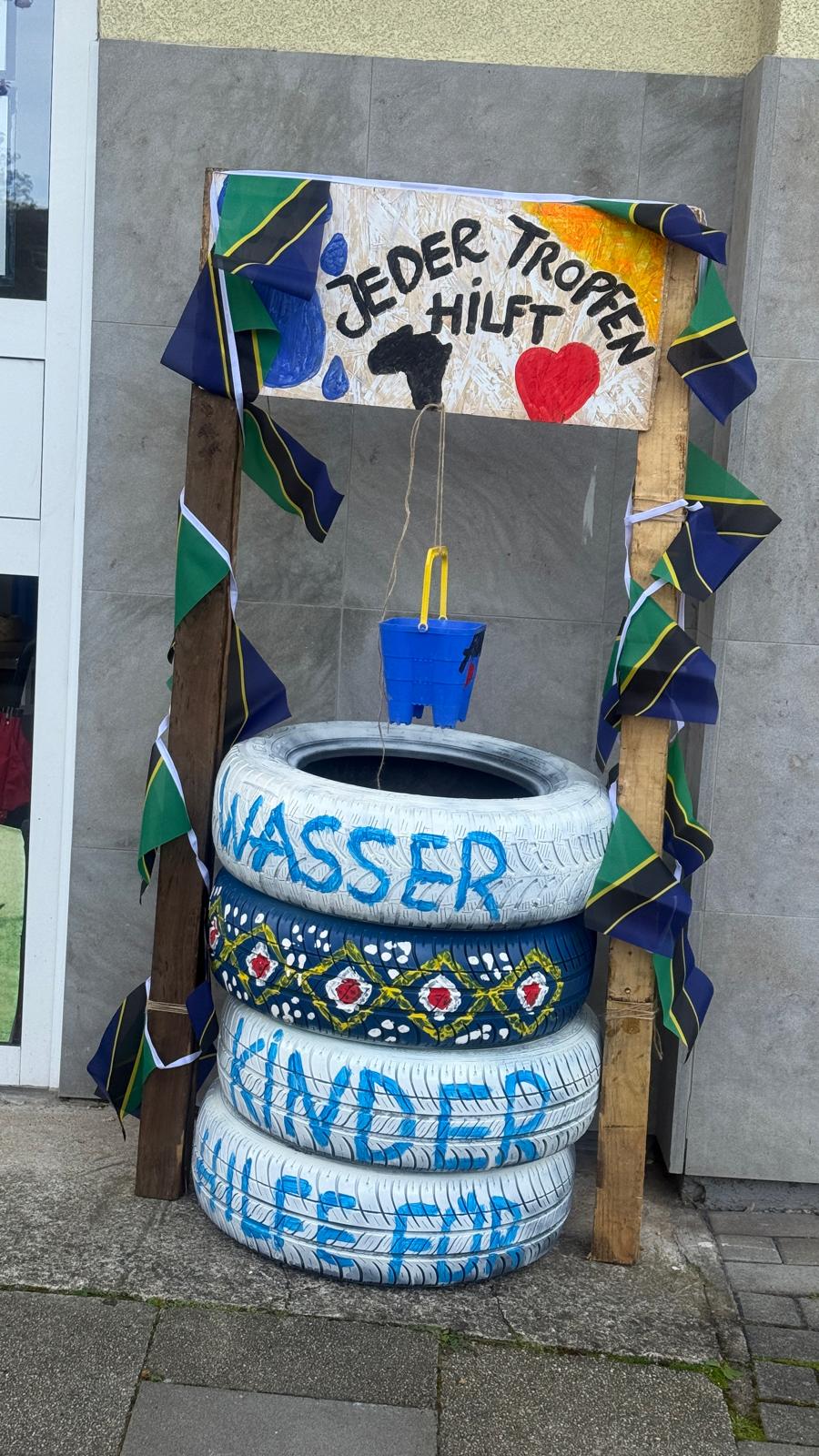 Brunnen aus Reifen – Kreativstand des Mortimer Englisch Clubs